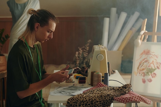 haft na płótnie w pracowni