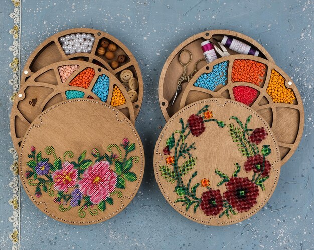 zestawy haftów w pudełkach